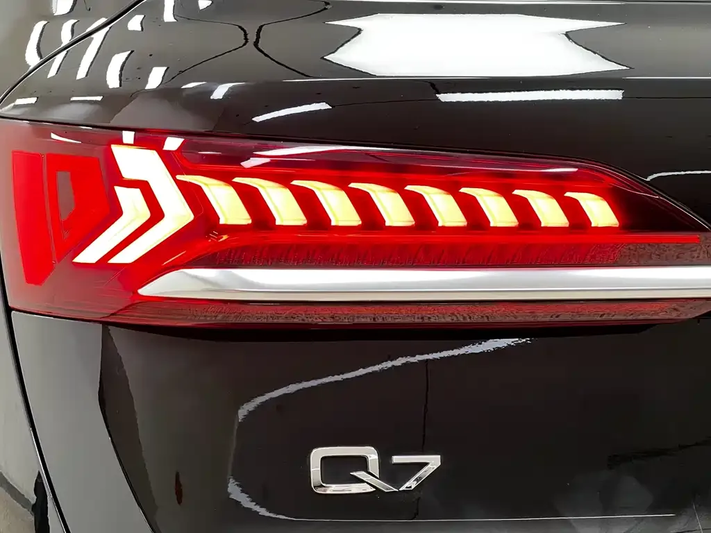 Audi Q7 2023 из CN, фото 7