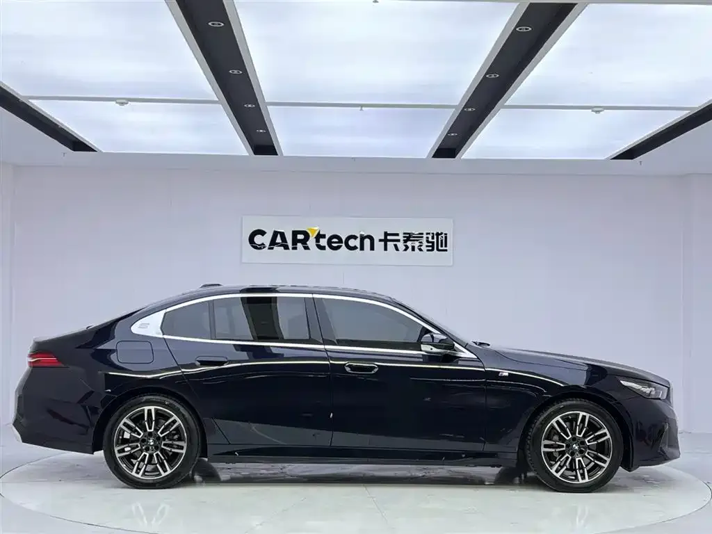 BMW 5 Series 2024 из CN, фото 9