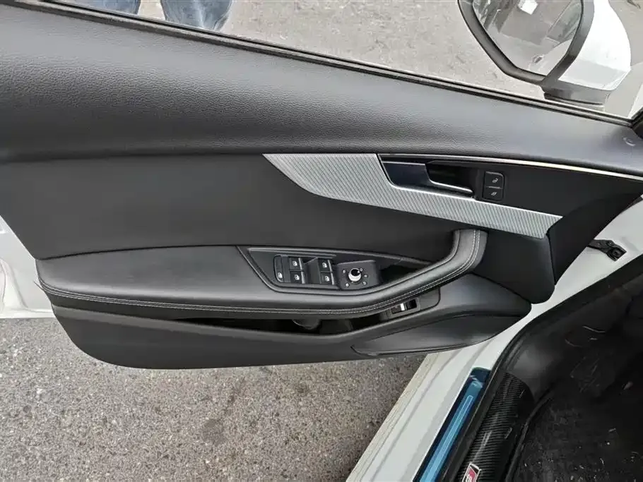 Audi A4L 2021 из CN, фото 8