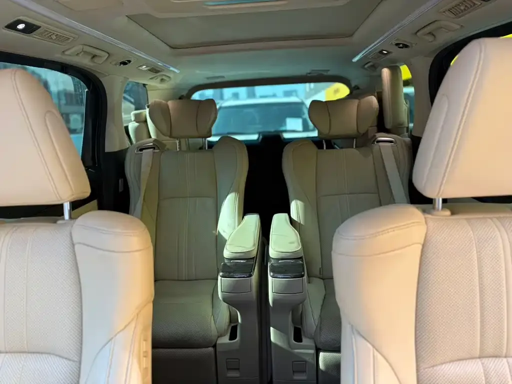 Toyota Vellfire — фото 2