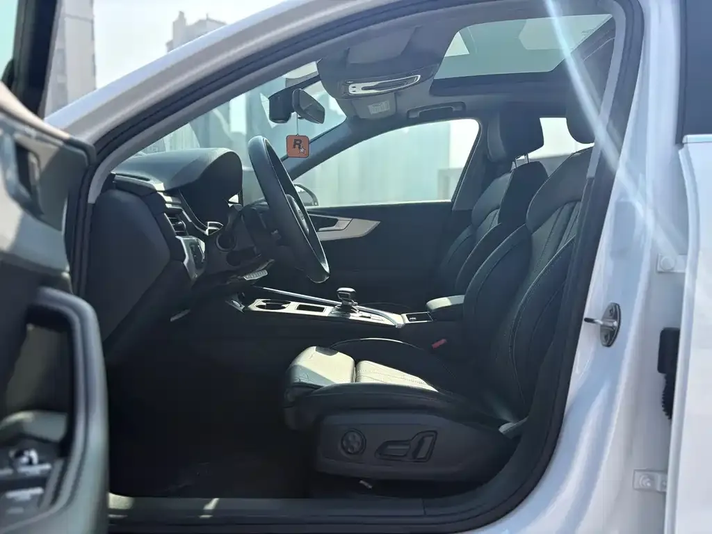 Audi A4L 2021 из CN, фото 2