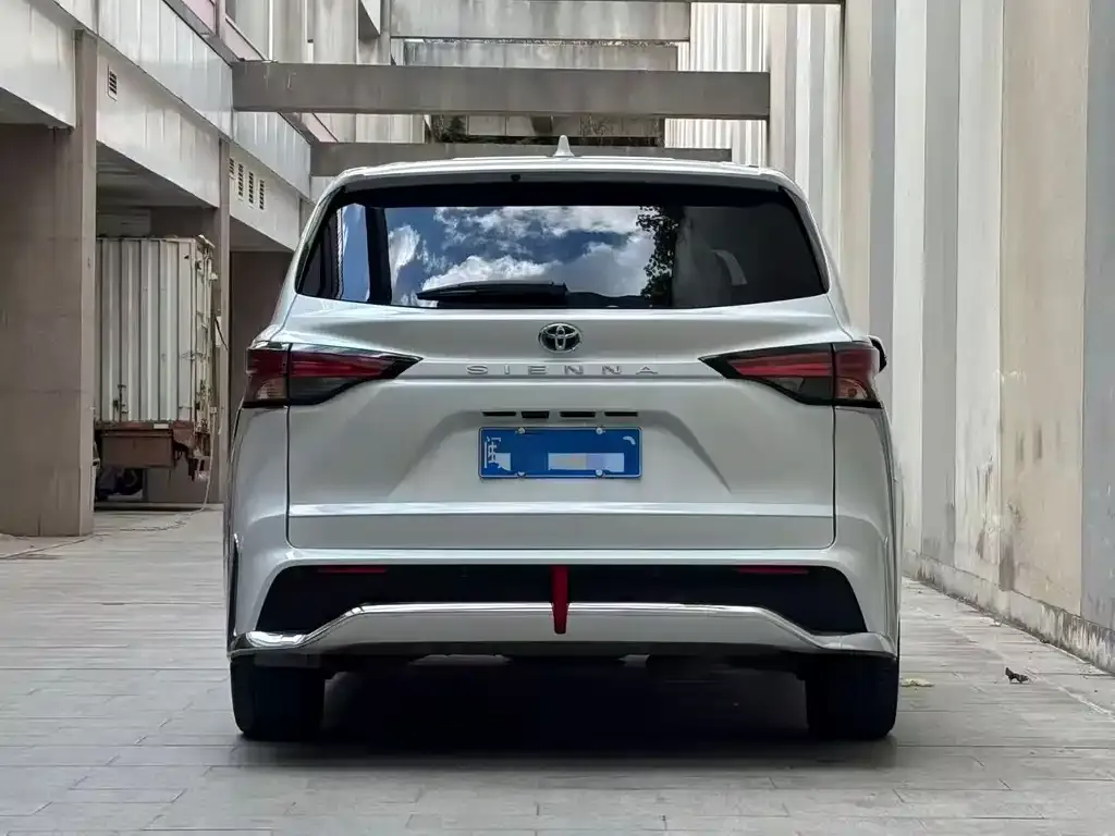 Toyota Sienna — фото 2