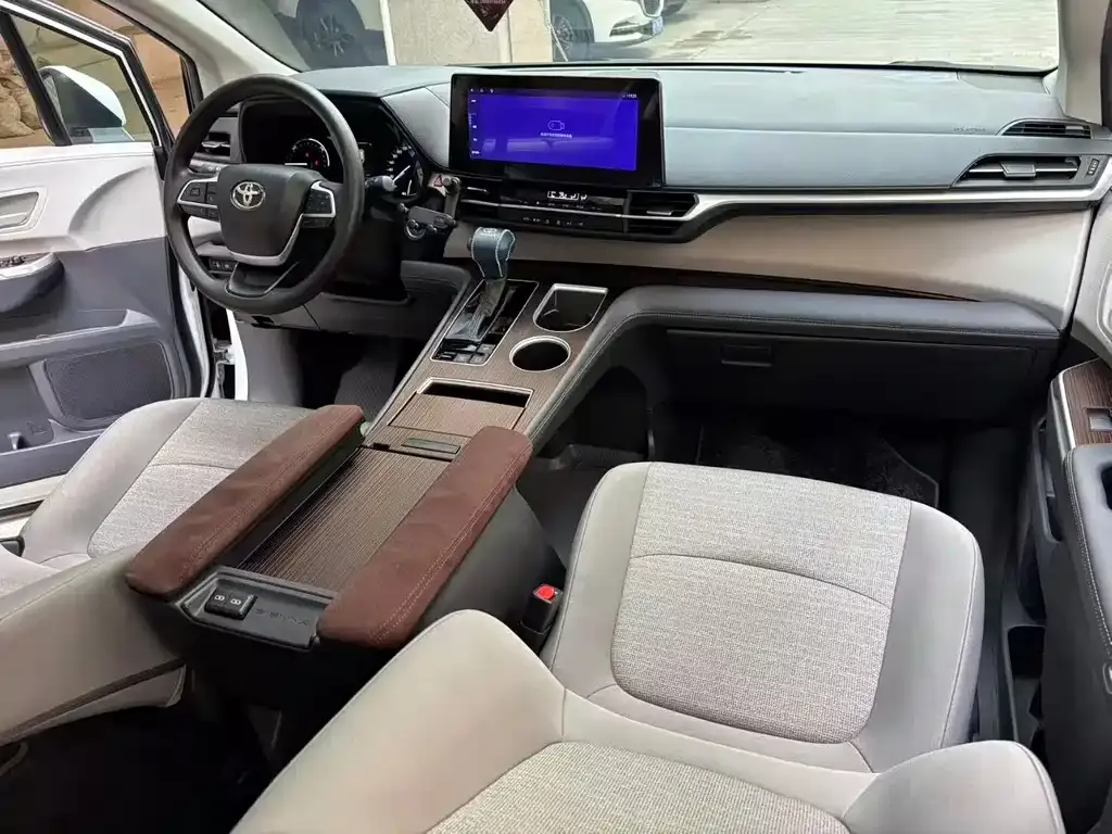 Toyota Sienna — фото 5