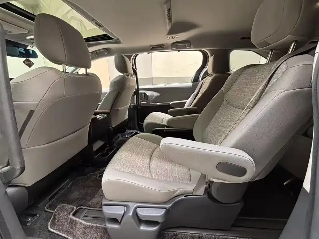 Toyota Sienna — фото 9