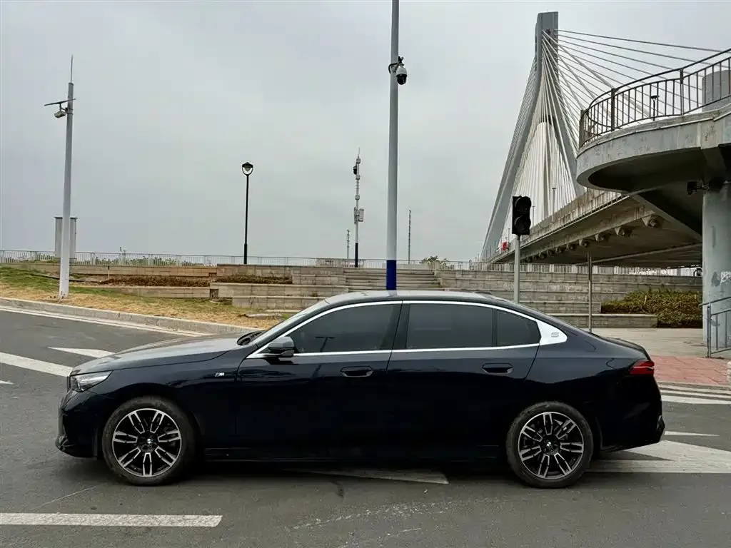 BMW 5 Series — фото 5