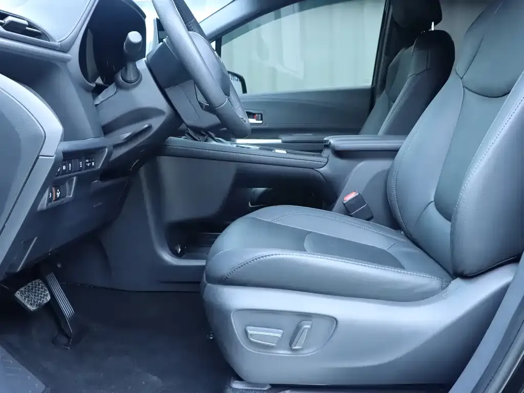 Toyota Sienna 2024 из CN, фото 2