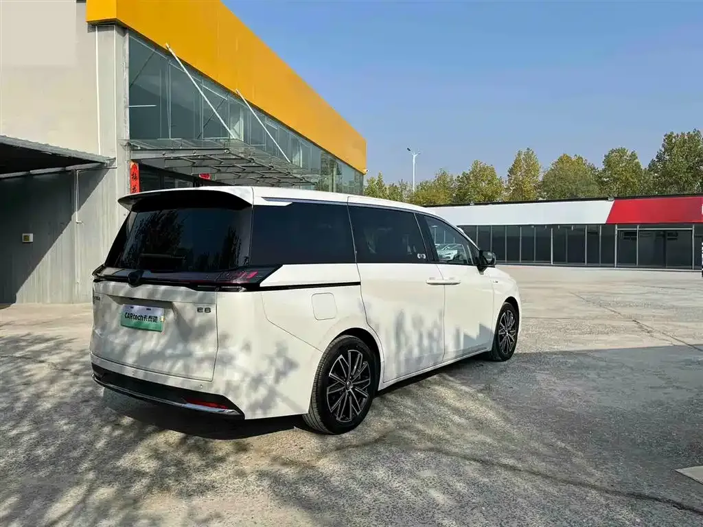 GAC Motor E8 Hybrid — фото 7