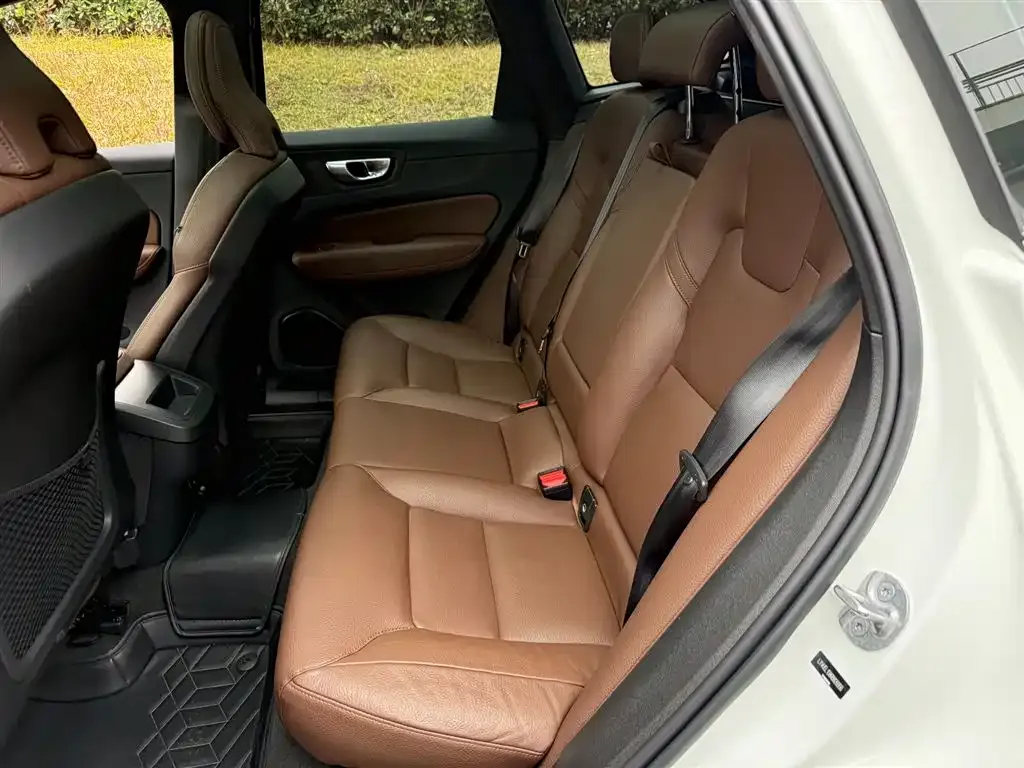 Volvo XC60 2024 из CN, фото 2