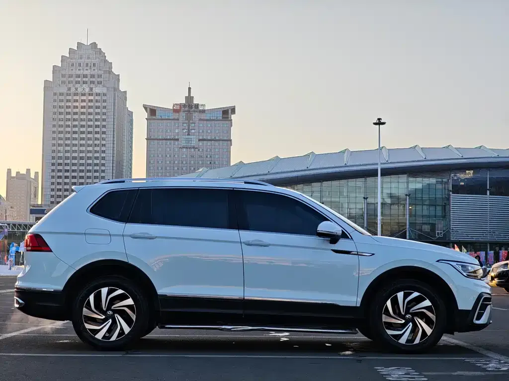 Volkswagen Tiguan L 2023 из CN, фото 2