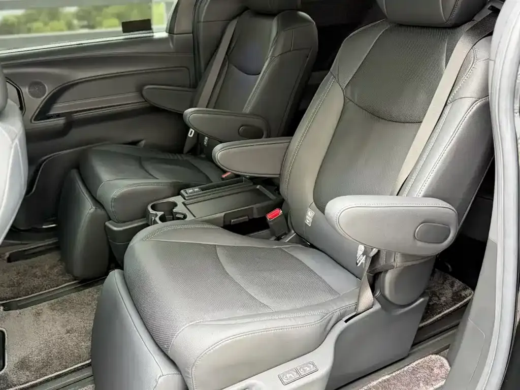 Toyota Sienna 2022 из CN, фото 3