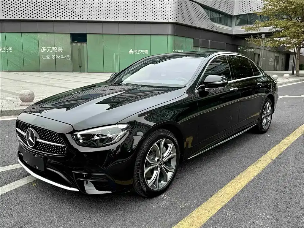 Mercedes-Benz E-Class — фото 1