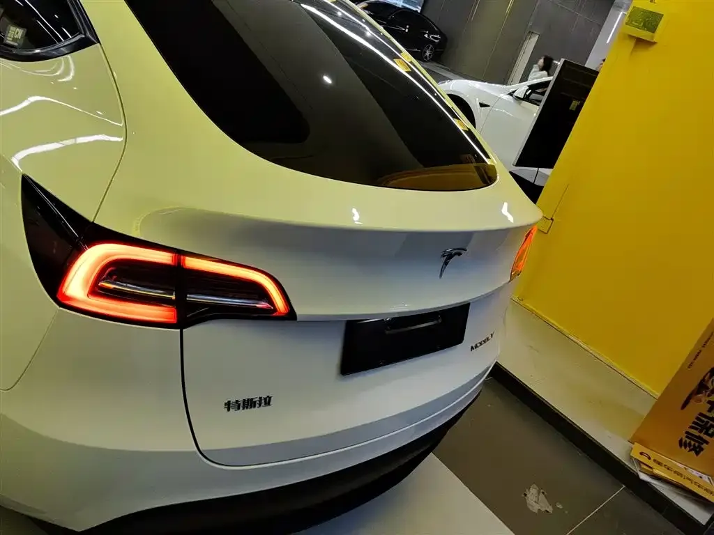 Tesla Model Y — фото 2