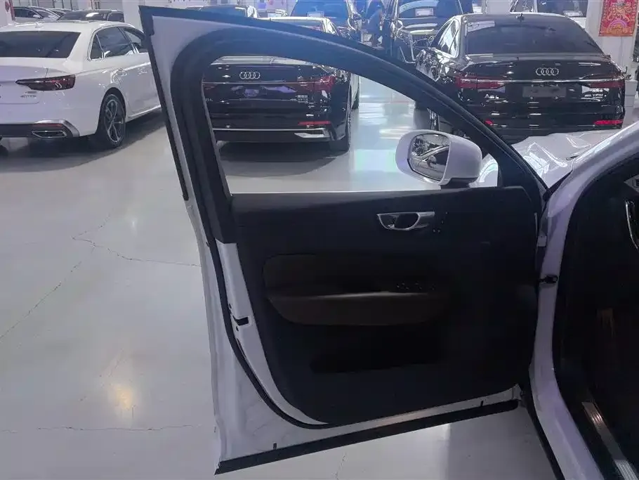 Volvo XC60 2023 из CN, фото 10
