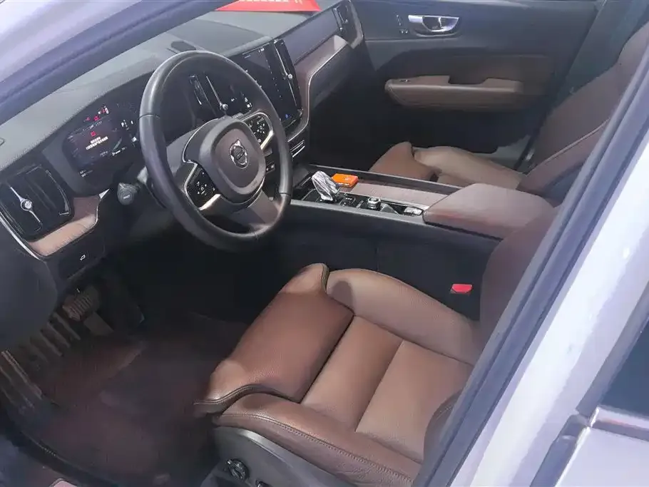 Volvo XC60 2023 из CN, фото 3