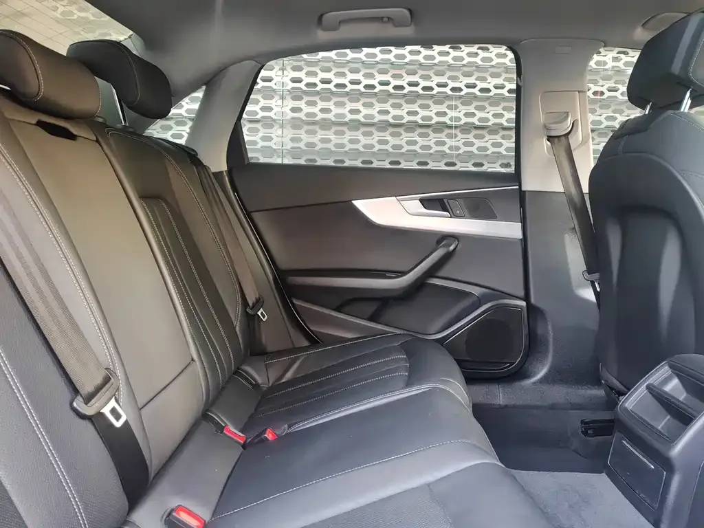 Audi A4L 2021 из CN, фото 2