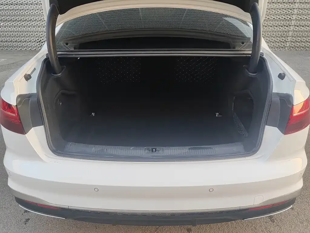 Audi A4L 2021 из CN, фото 4