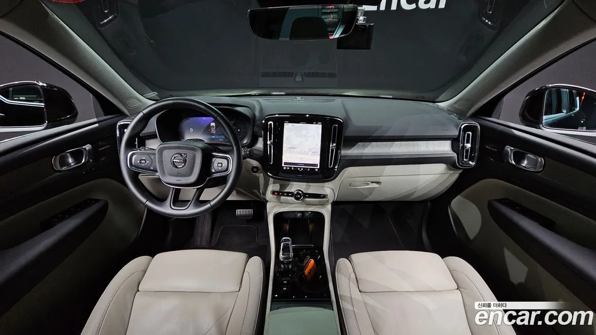 Volvo XC40 — фото 10