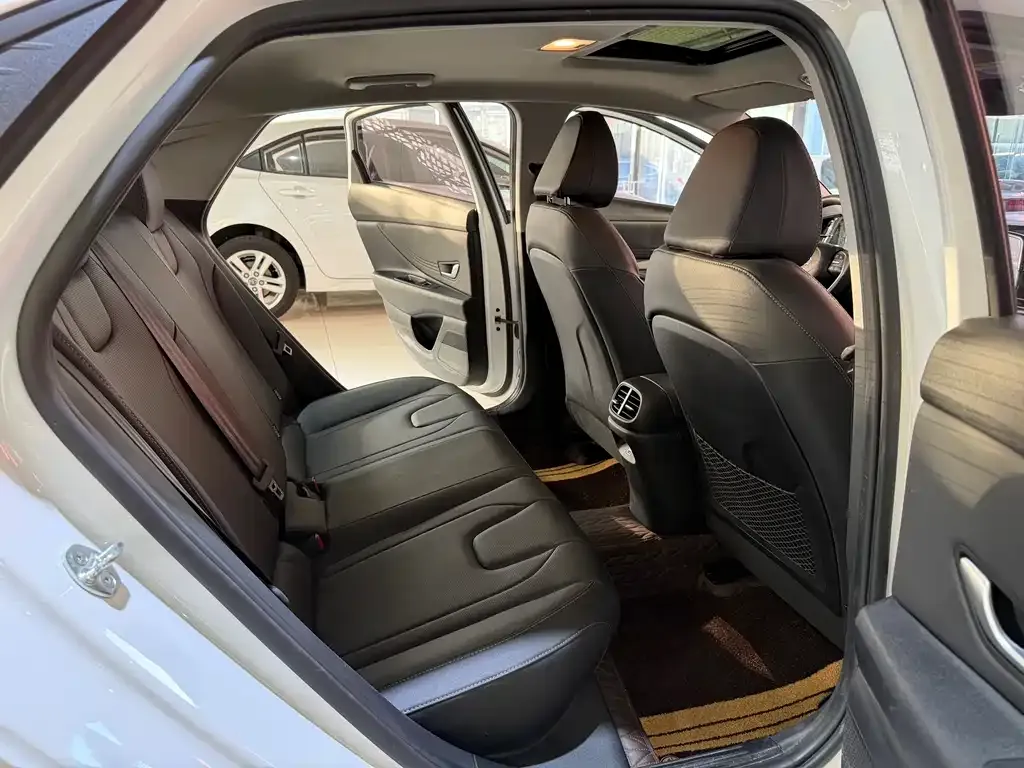 Hyundai Elantra 2023 из CN, фото 9