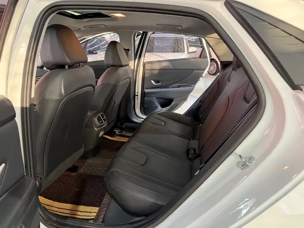 Hyundai Elantra 2023 из CN, фото 2