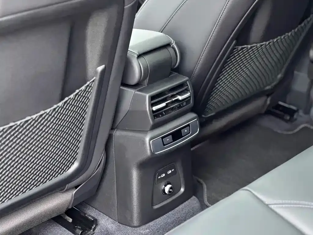 Audi Q4 e-tron — фото 2