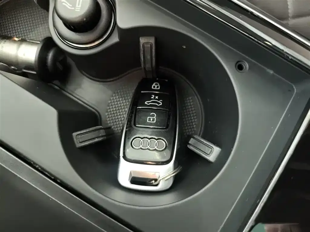 Audi A8 2023 из CN, фото 2