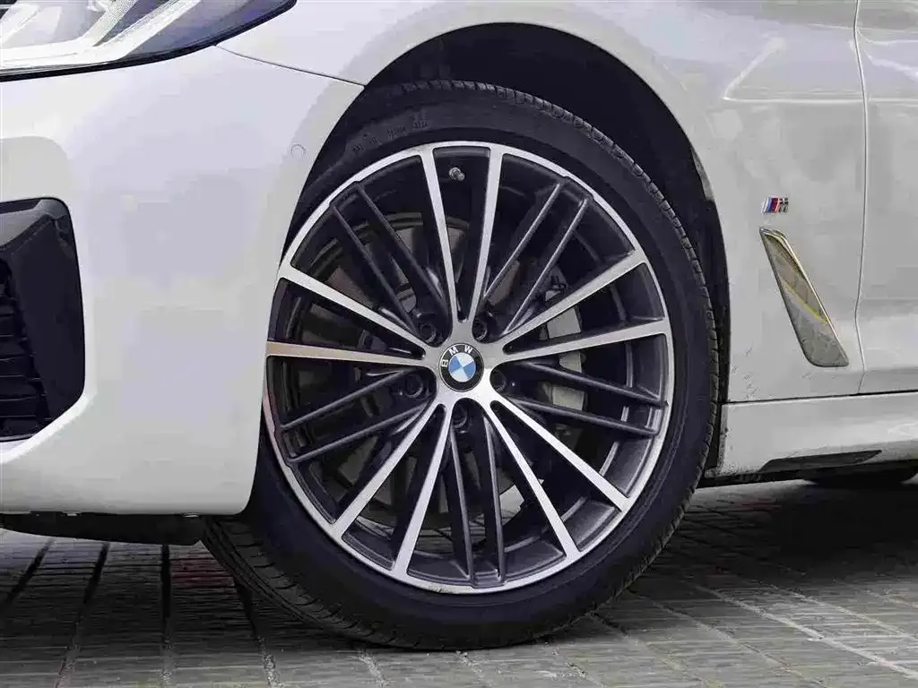 BMW 5 Series — фото 10