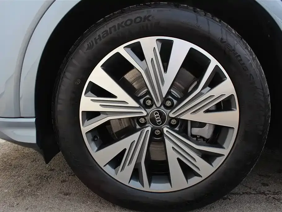 Audi Q4 e-tron — фото 10