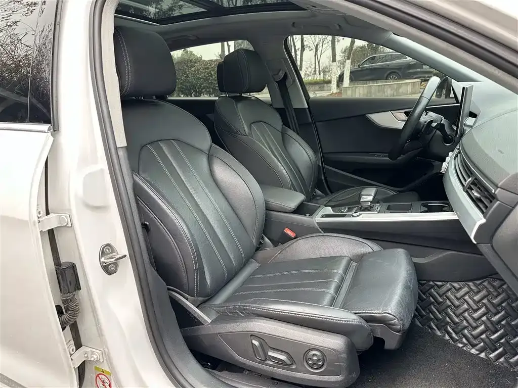 Audi A4L 2022 из CN, фото 2