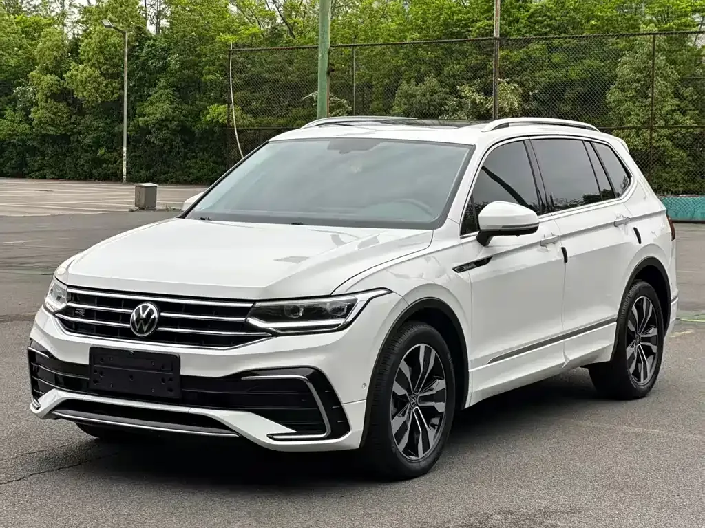 Volkswagen Tiguan L — фото 1