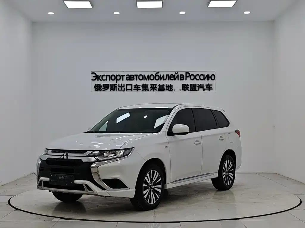 Mitsubishi Outlander — фото 1