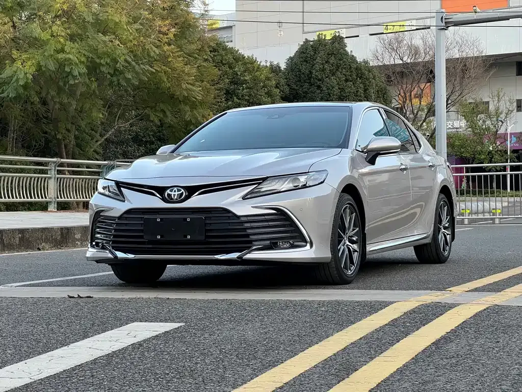 Toyota Camry 2023 из CN, фото 1