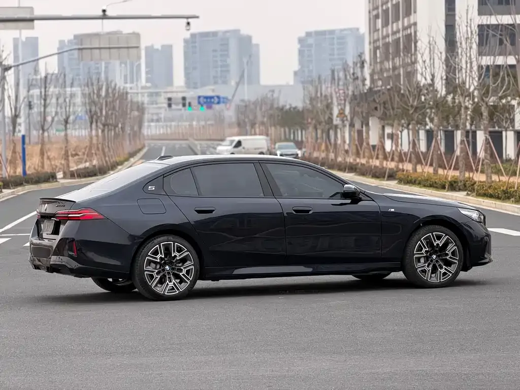 BMW 5 Series 2025 из CN, фото 8