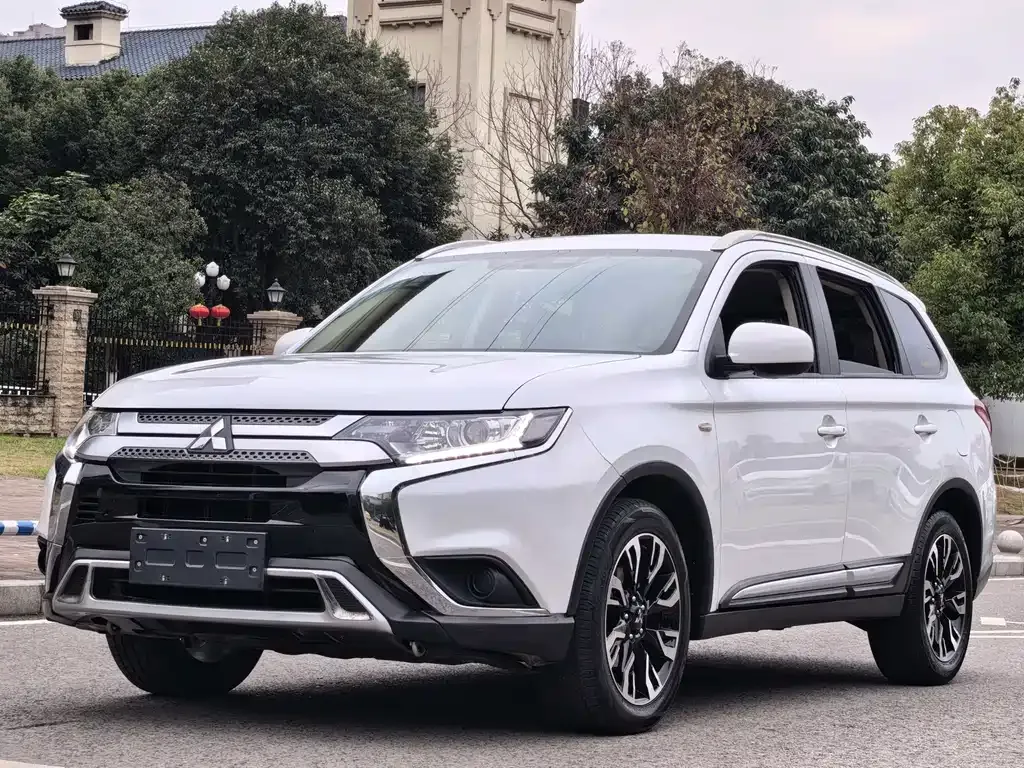 Mitsubishi Outlander — фото 1