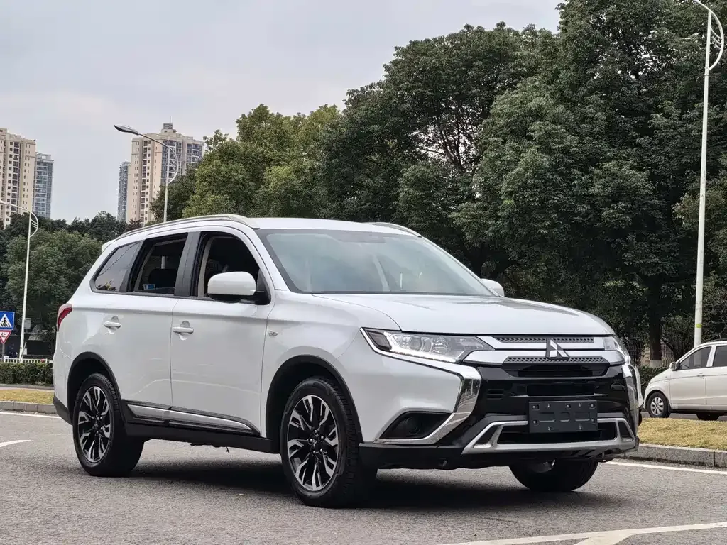 Mitsubishi Outlander — фото 9