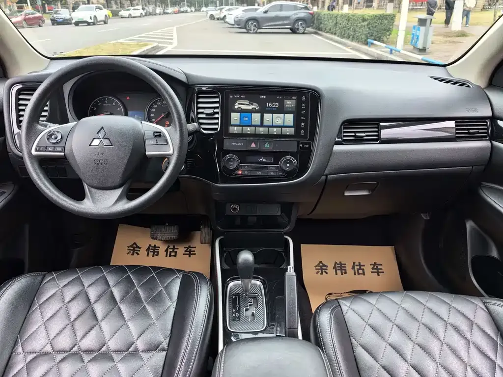 Mitsubishi Outlander — фото 10