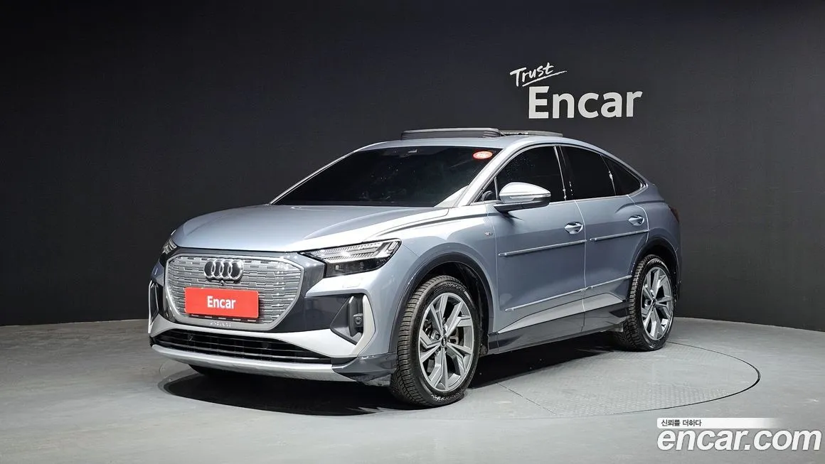 Audi Q4 e-tron — фото 1
