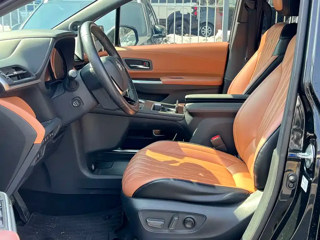 Toyota Granvia 2023 из CN, фото 2