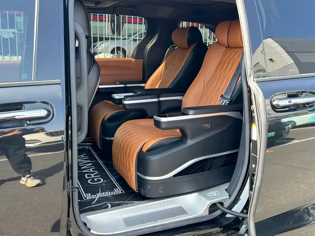 Toyota Granvia 2023 из CN, фото 7