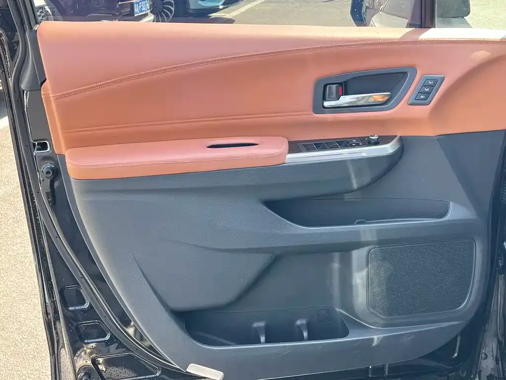Toyota Granvia 2023 из CN, фото 3