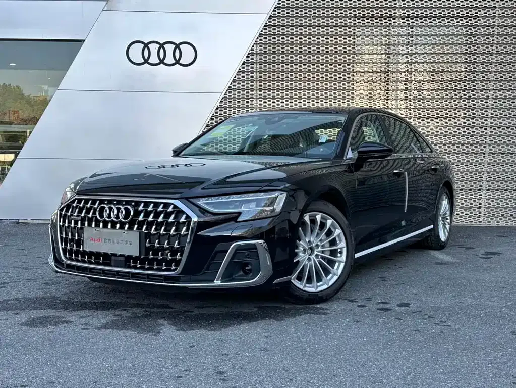 Audi A8 — фото 1