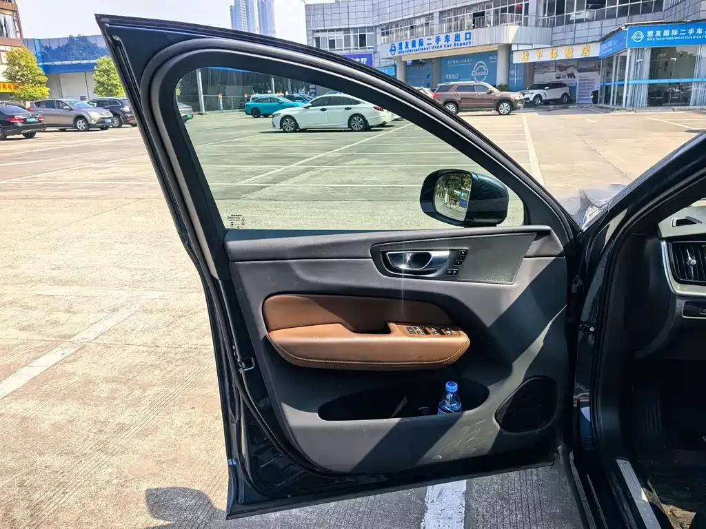Volvo XC60 2022 из CN, фото 9