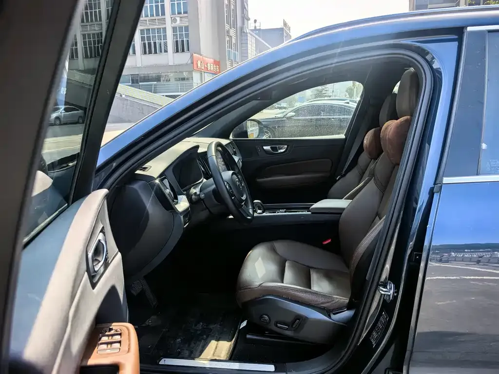 Volvo XC60 2022 из CN, фото 8
