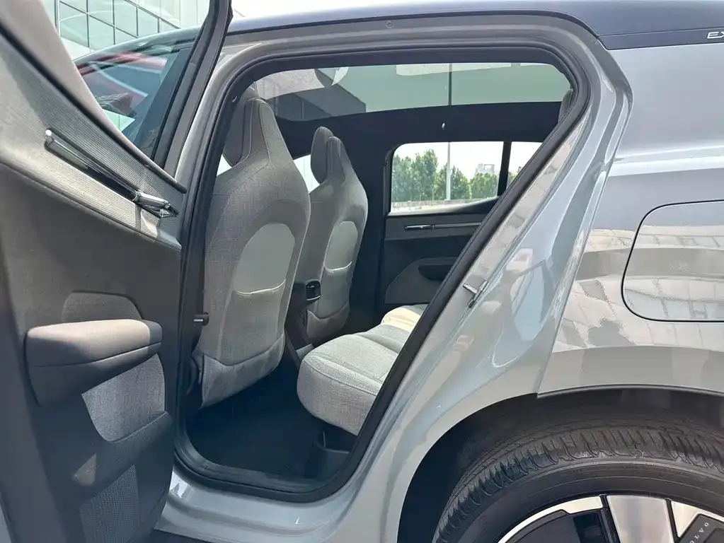 Volvo EX30 2024 из CN, фото 2