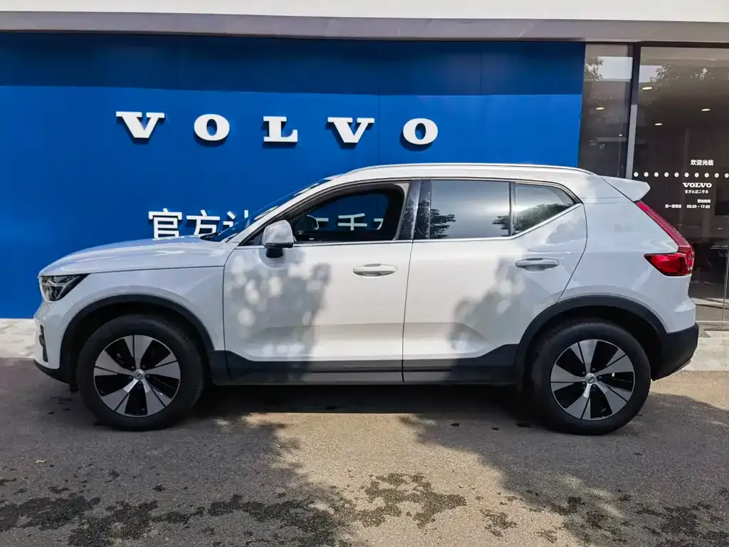 Volvo XC40 — фото 4