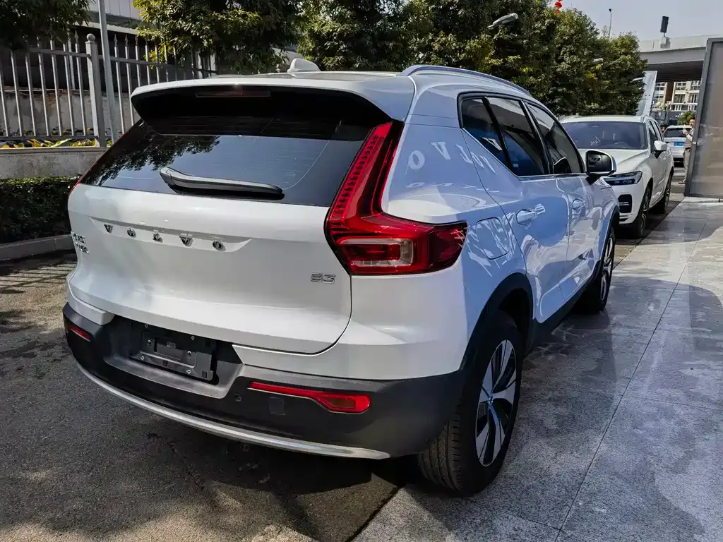 Volvo XC40 — фото 9