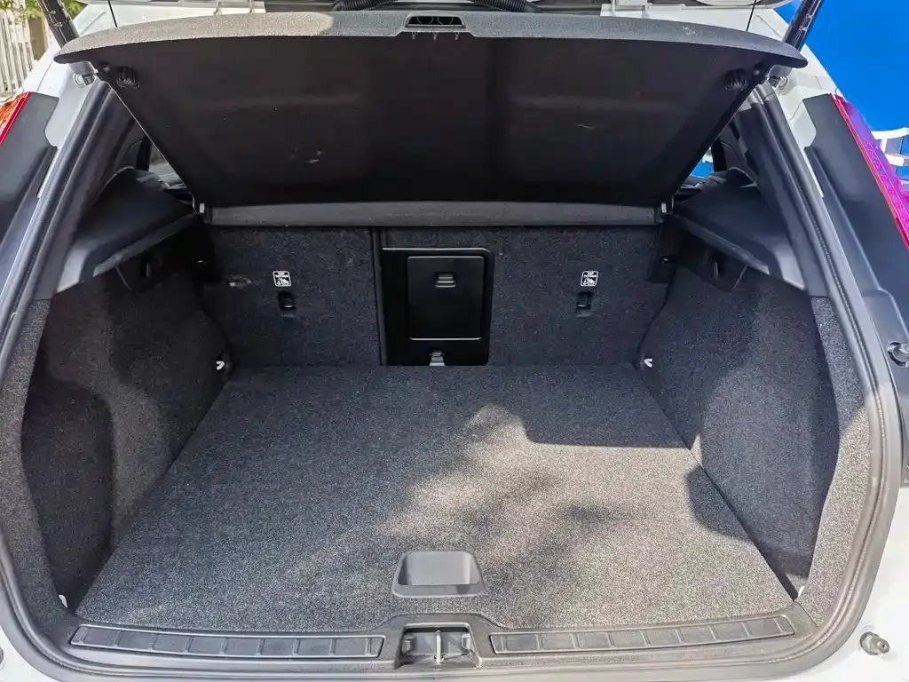 Volvo XC40 — фото 10