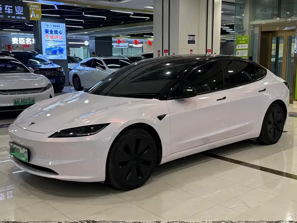 Tesla Model 3 — фото 1