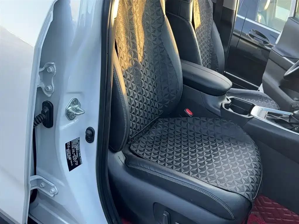 Toyota RAV4 — фото 8