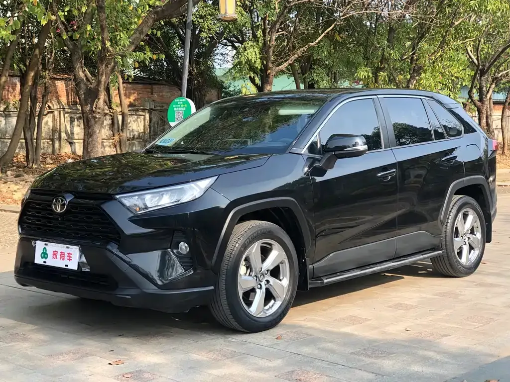 Toyota RAV4 — фото 1