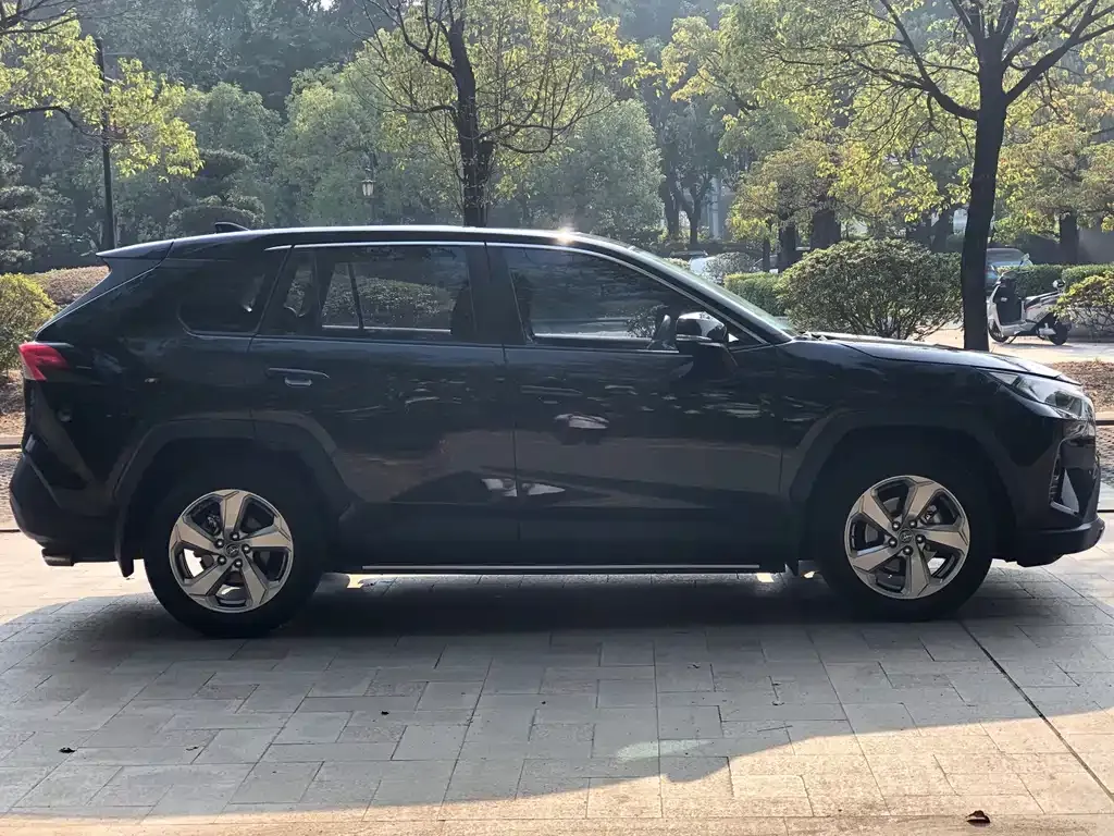 Toyota RAV4 — фото 9